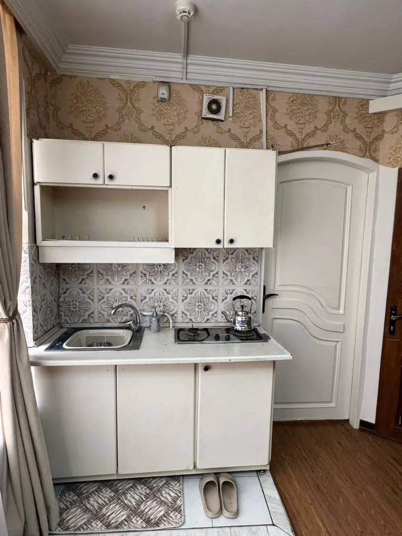 آشپزخانه کوچک هتل سفیر با سینک و اجاق گاز