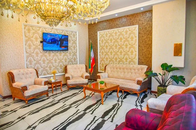 نشیمن هتل فلاح با مبل‌های روشن و لوستر