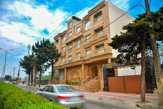 نمای بیرونی هتل فلاح با نمای سنگی