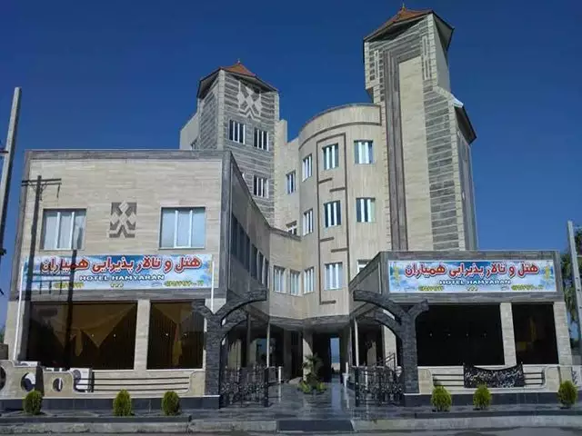 نمای ورودی و برج‌های هتل همیاران