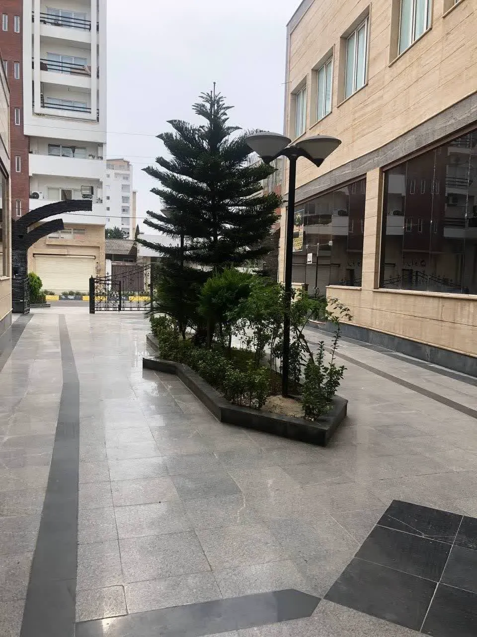 محوطه ورودی هتل همیاران با باغچه مرکزی