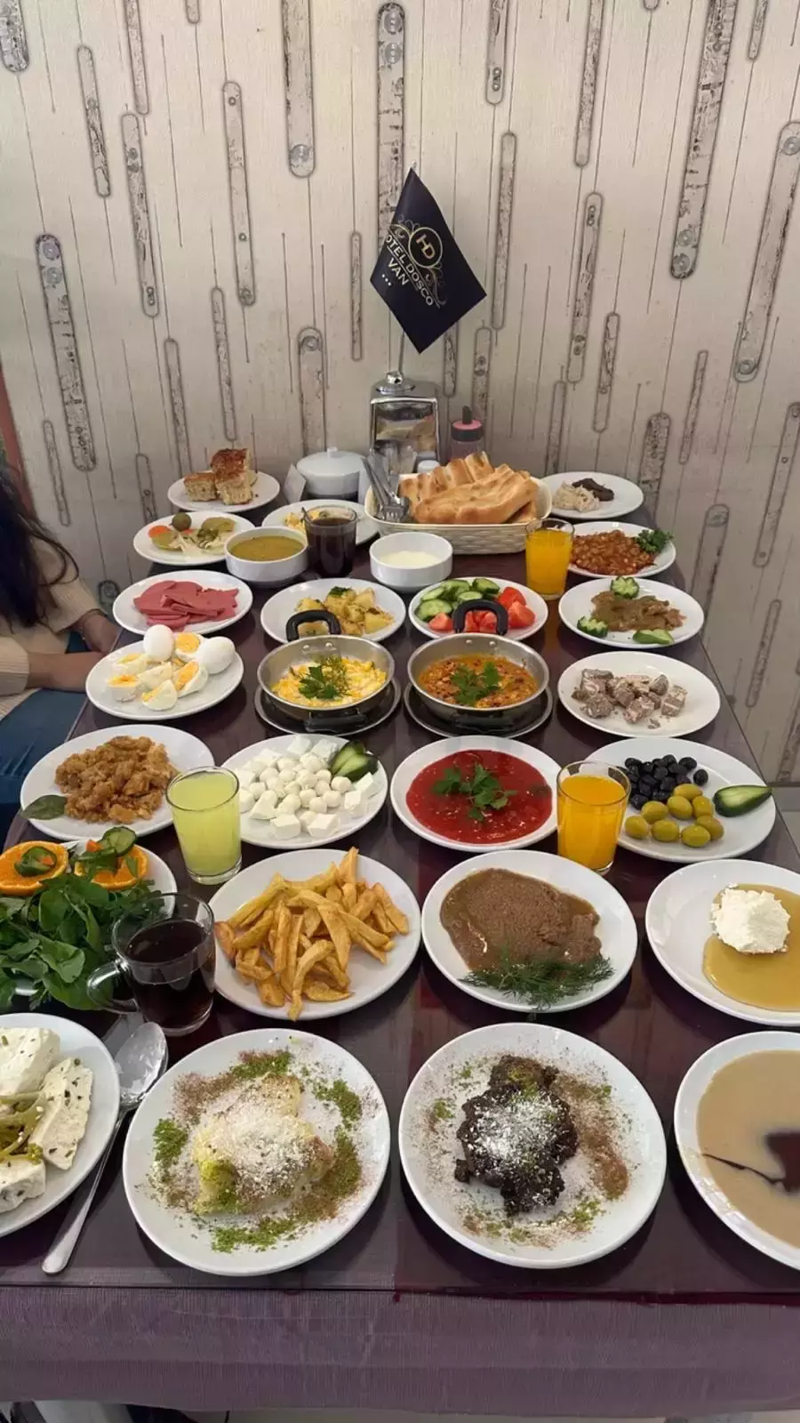 میز صبحانه دوسکو با انواع غذا و نوشیدنی