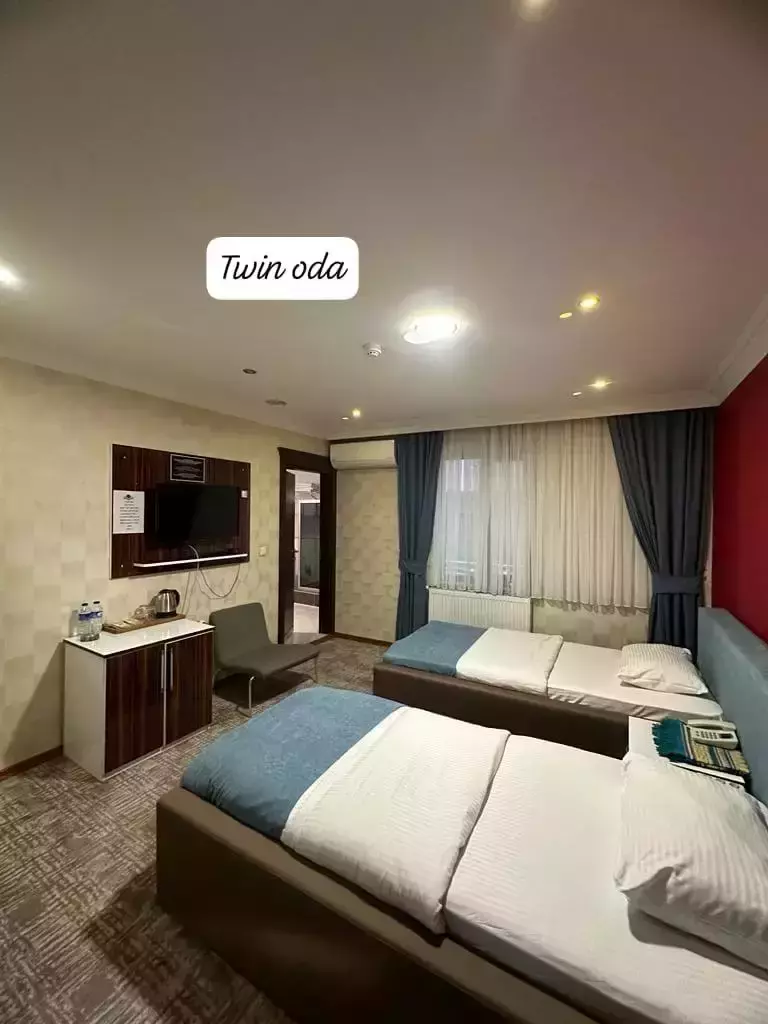 اتاق دوتخته دوسکو با دو تخت و تلویزیون دیواری