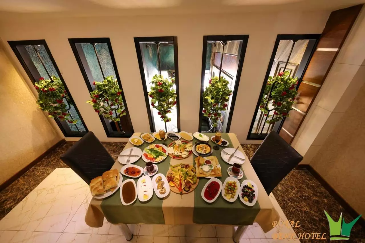 میز غذاخوری چیده‌شده با انواع خوراکی‌ها