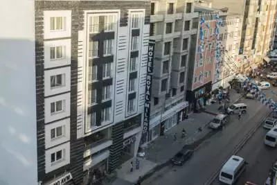 نمای بیرونی هتل رویال میلانو در خیابان شهری