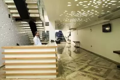 لابی هتل رویال میلانو با پیشخوان پذیرش و راهپله