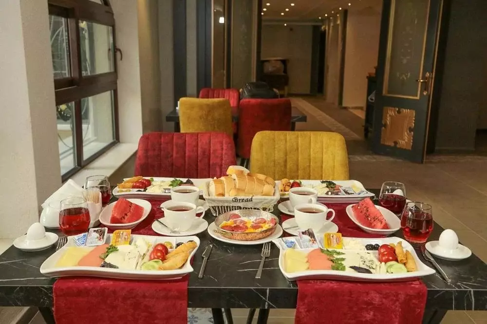 میز صبحانه با چیدمان کامل در هتل رویال پالاس