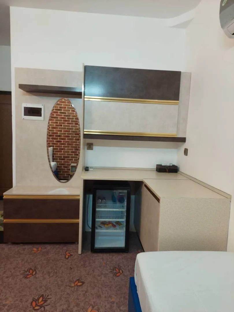 میز کار و یخچال کوچک اتاق هتل آبا