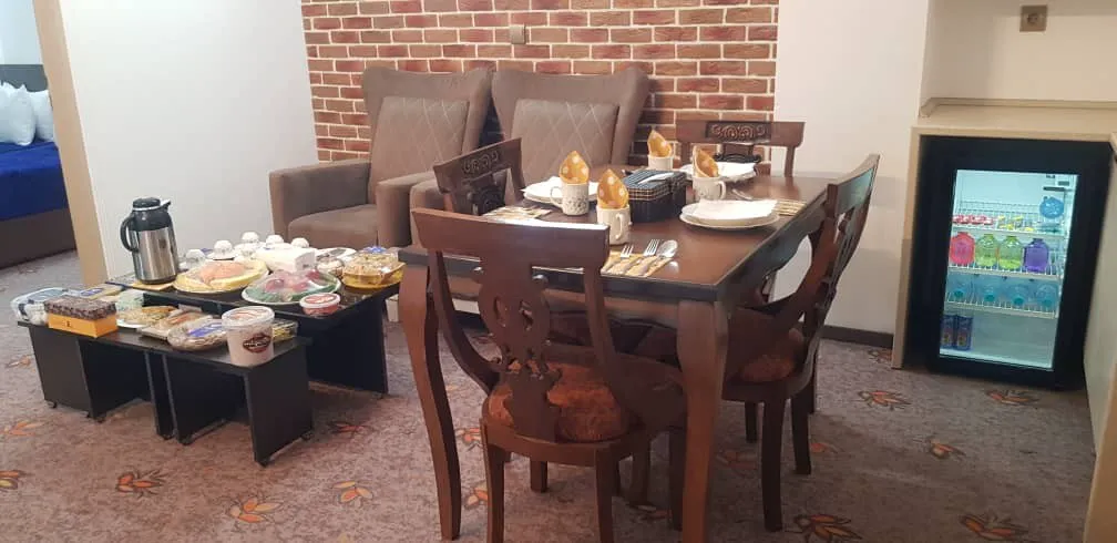 میز غذاخوری و صبحانه در هتل آبا