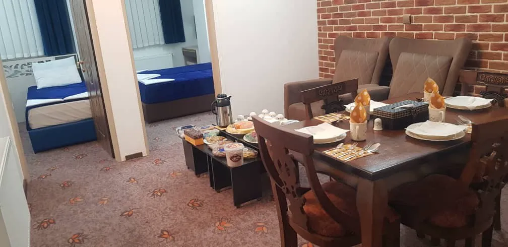 میز صبحانه کنار فضای نشیمن اتاق هتل آبا