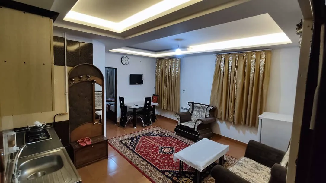 نشیمن هتل عبدی با میز غذاخوری و فرش ایرانی