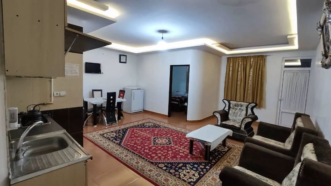 نشیمن و آشپزخانه هتل عبدی با فرش قرمز
