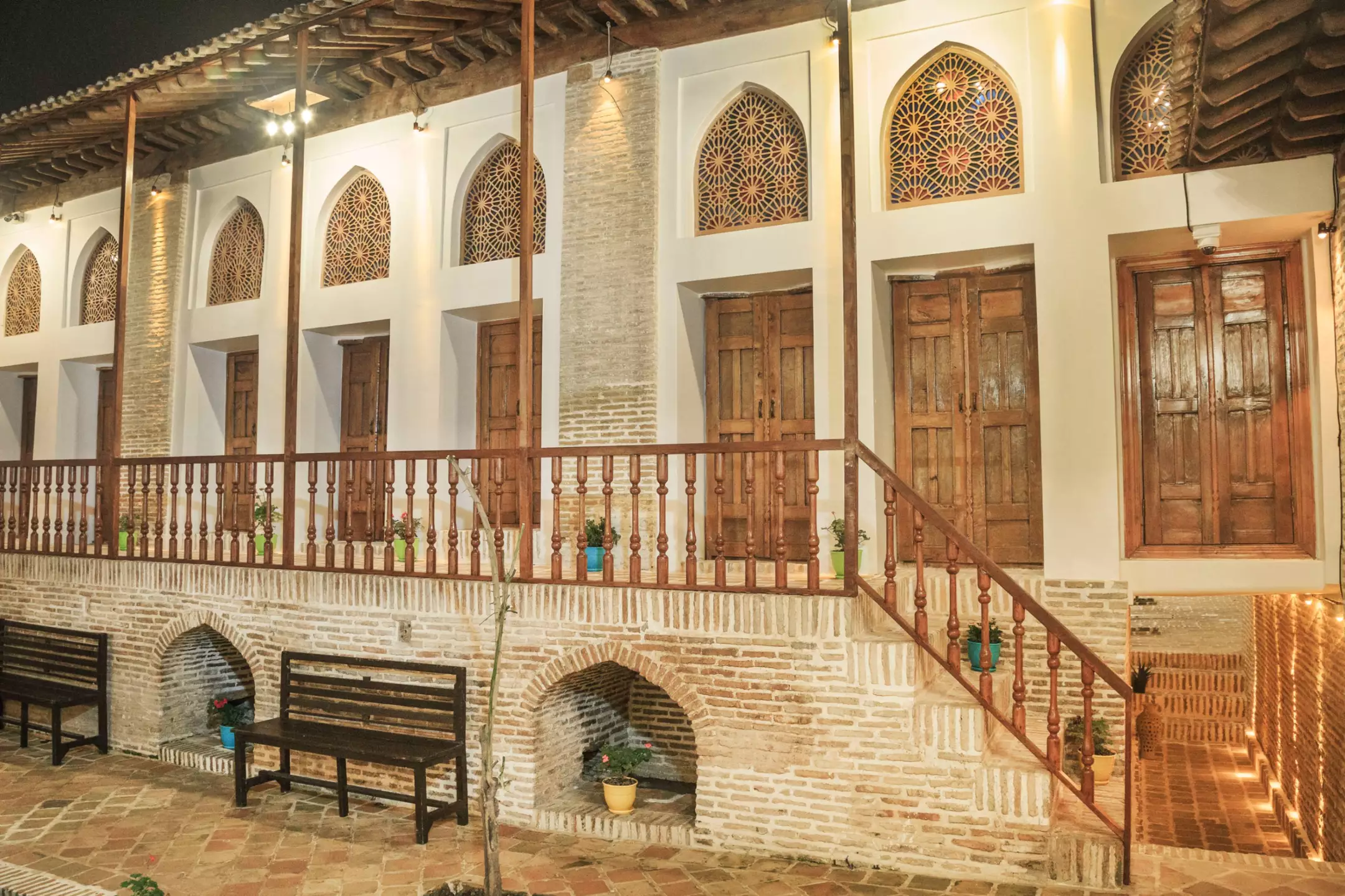 حیاط سرای خان با ایوان آجری و درهای چوبی