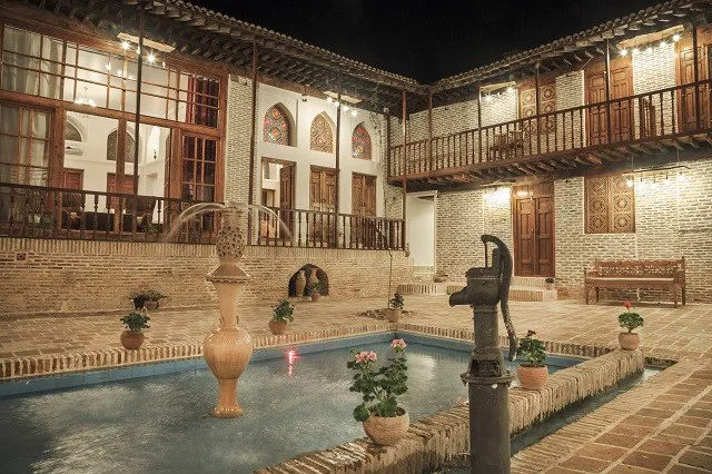 حیاط شبانه سرای خان با حوض و فواره
