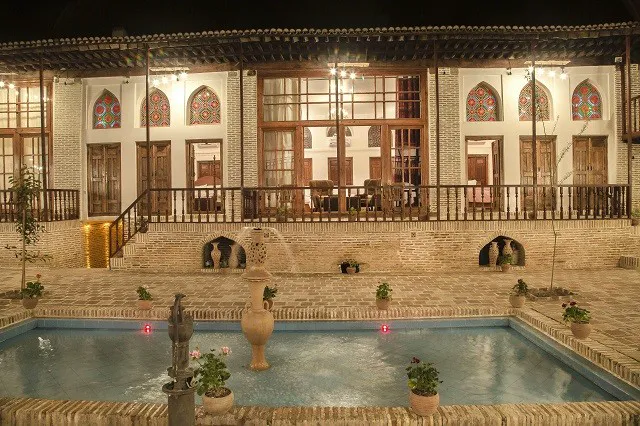 حیاط سرای خان با حوض و نمای آجری