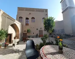 حیاط سنتی با میز گرد اقامتگاه افوشتا