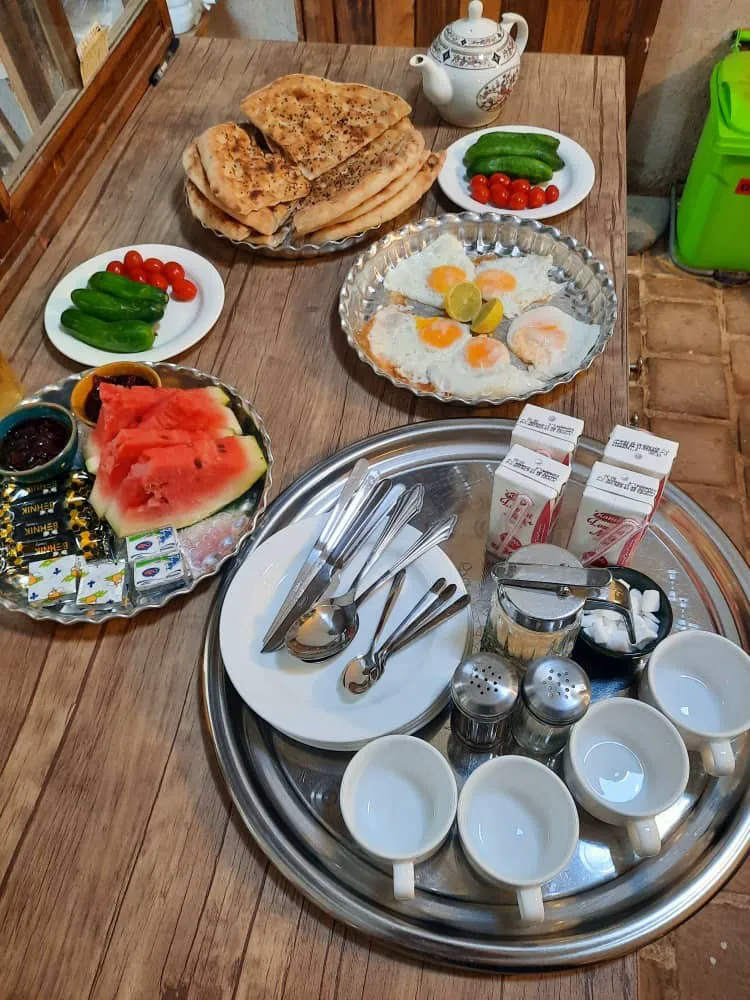 صبحانه شامل نان، تخم‌مرغ و میوه اقامتگاه افوشتا