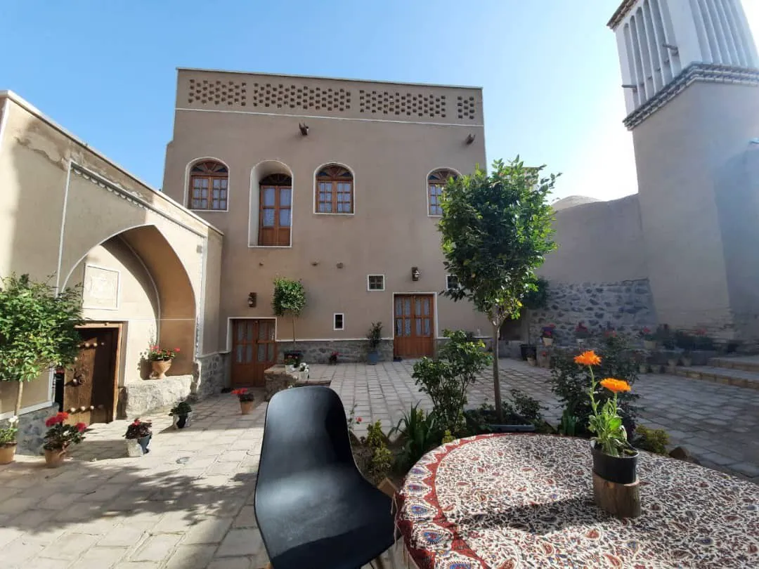 حیاط سنتی با میز گرد اقامتگاه افوشتا