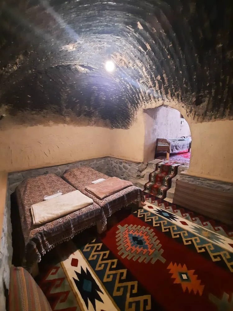 اتاق اقامت افوشتا با سقف گنبدی و فرش دست‌باف