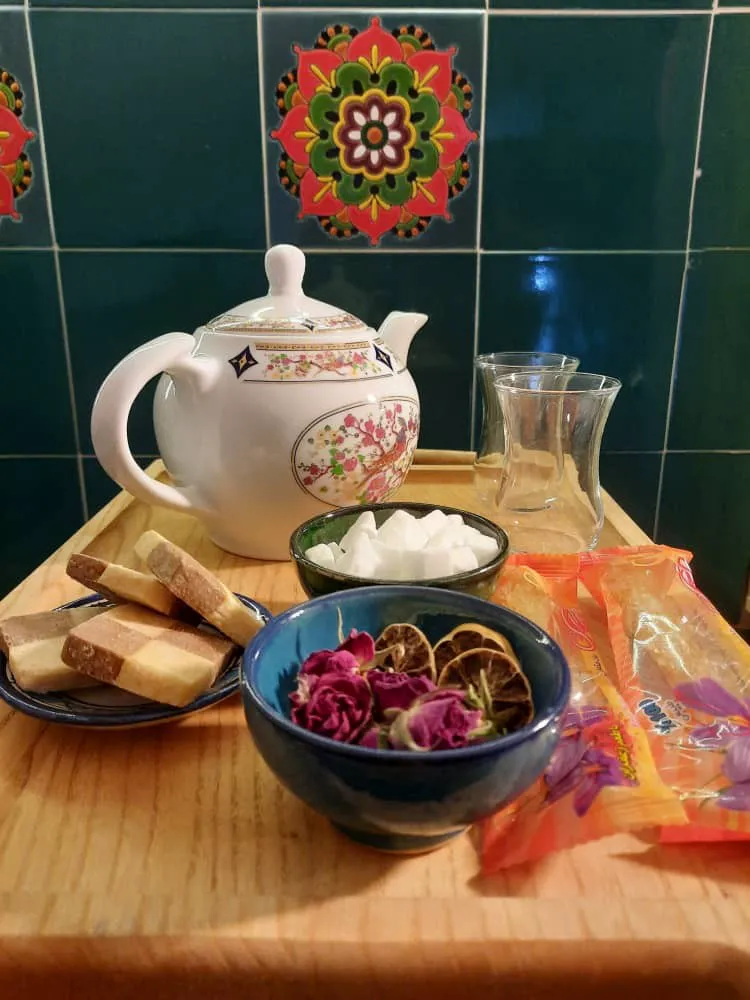 سینی پذیرایی اقامتگاه افوشتا با قوری و دمنوش