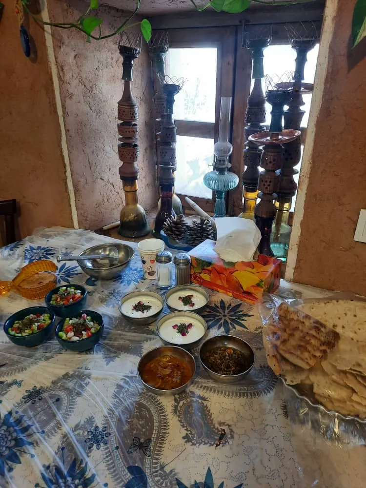 چیدمان غذاهای محلی و قلیان در اقامتگاه افوشتا