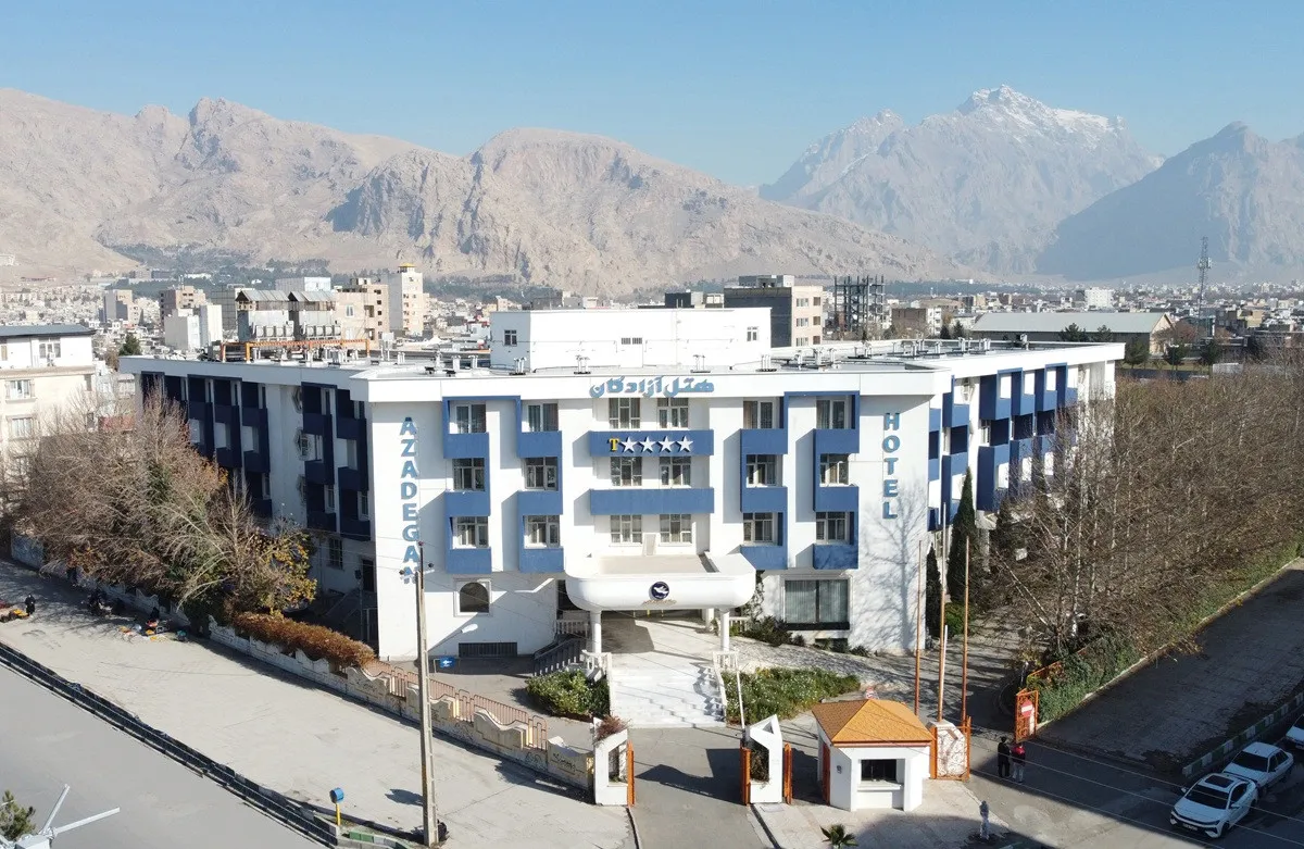 نمای بیرونی هتل آزادگان در دامنه کوهستان