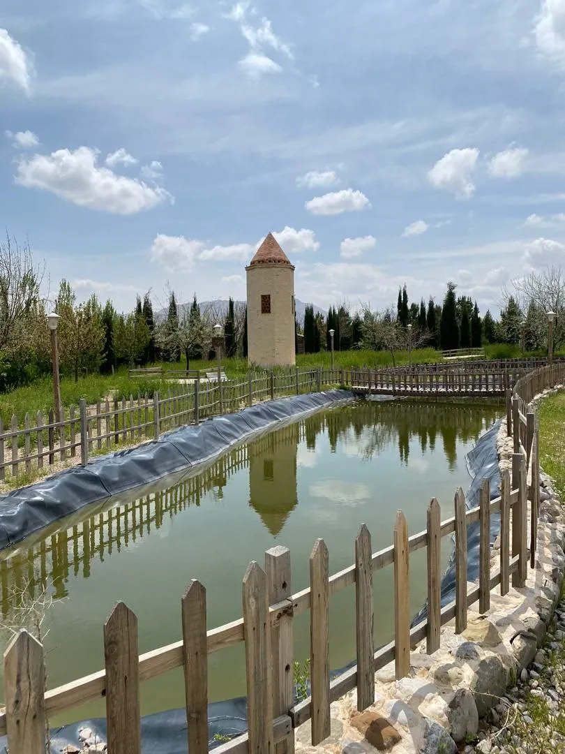 حوض آب با برج سنگی در محوطه هتل اورس