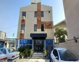 نمای بیرونی ساختمان هتل آبشار و ورودی شیشه‌ای
