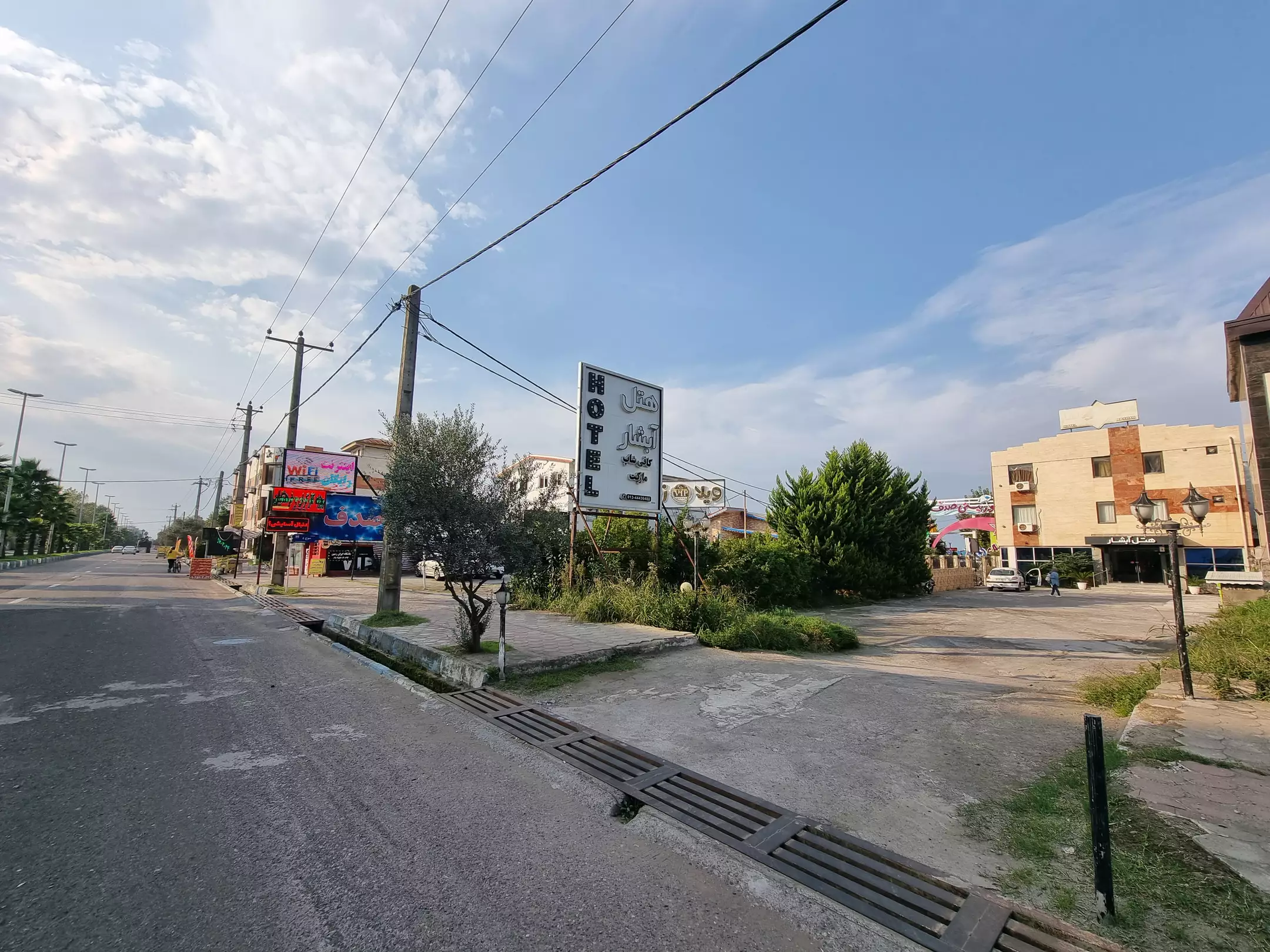 خیابان و تابلو راهنمای هتل آبشار