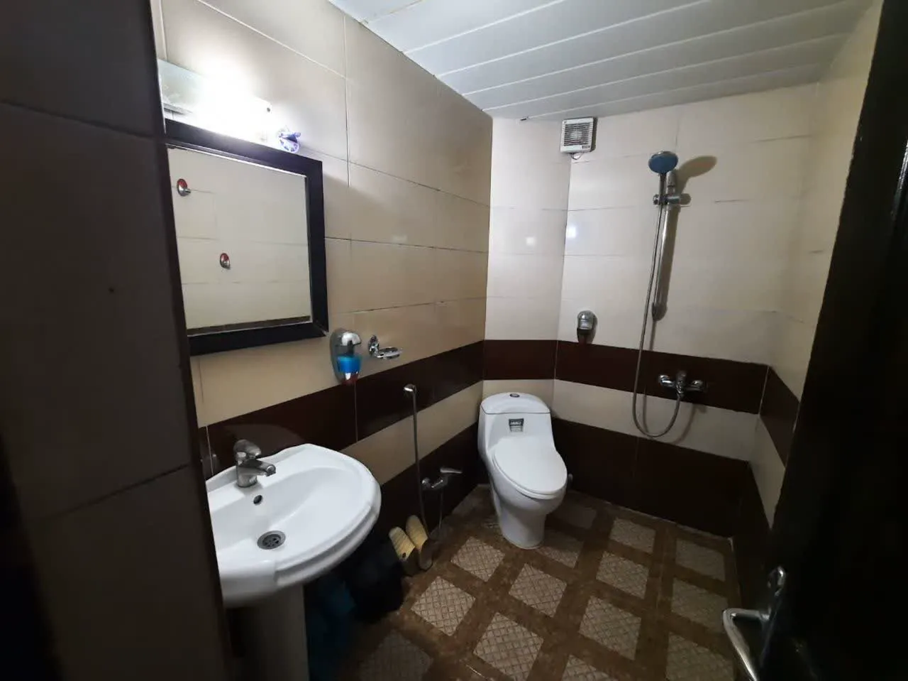 حمام هتل آبشار با روشویی و دوش