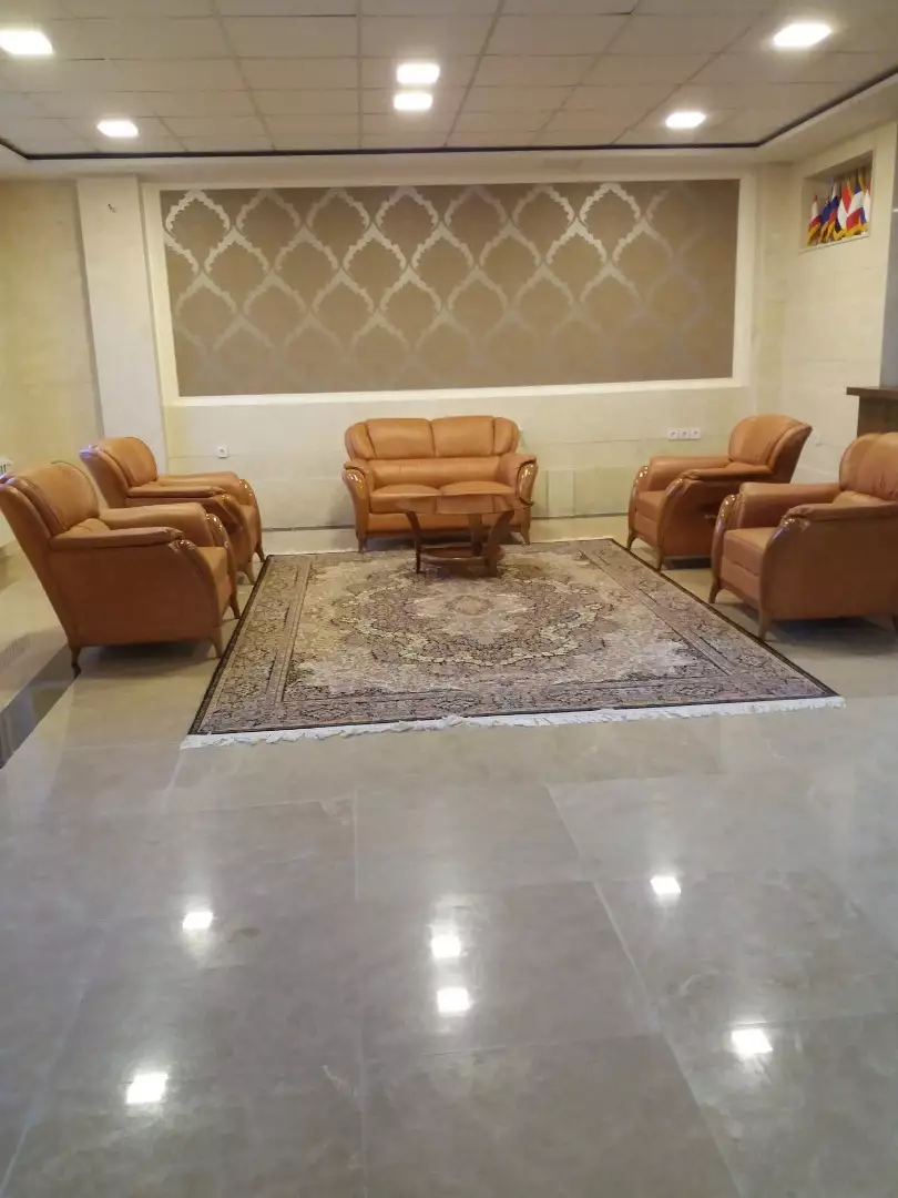 نشیمن هتل فانوس شب با مبل‌های چرمی