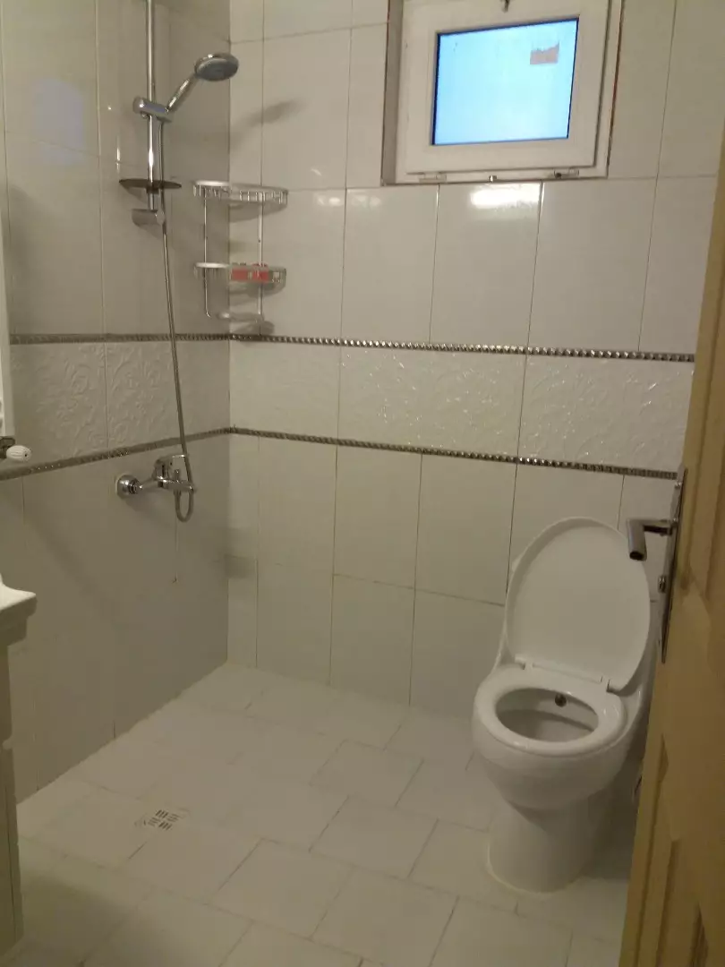 حمام هتل فانوس شب با دوش و توالت