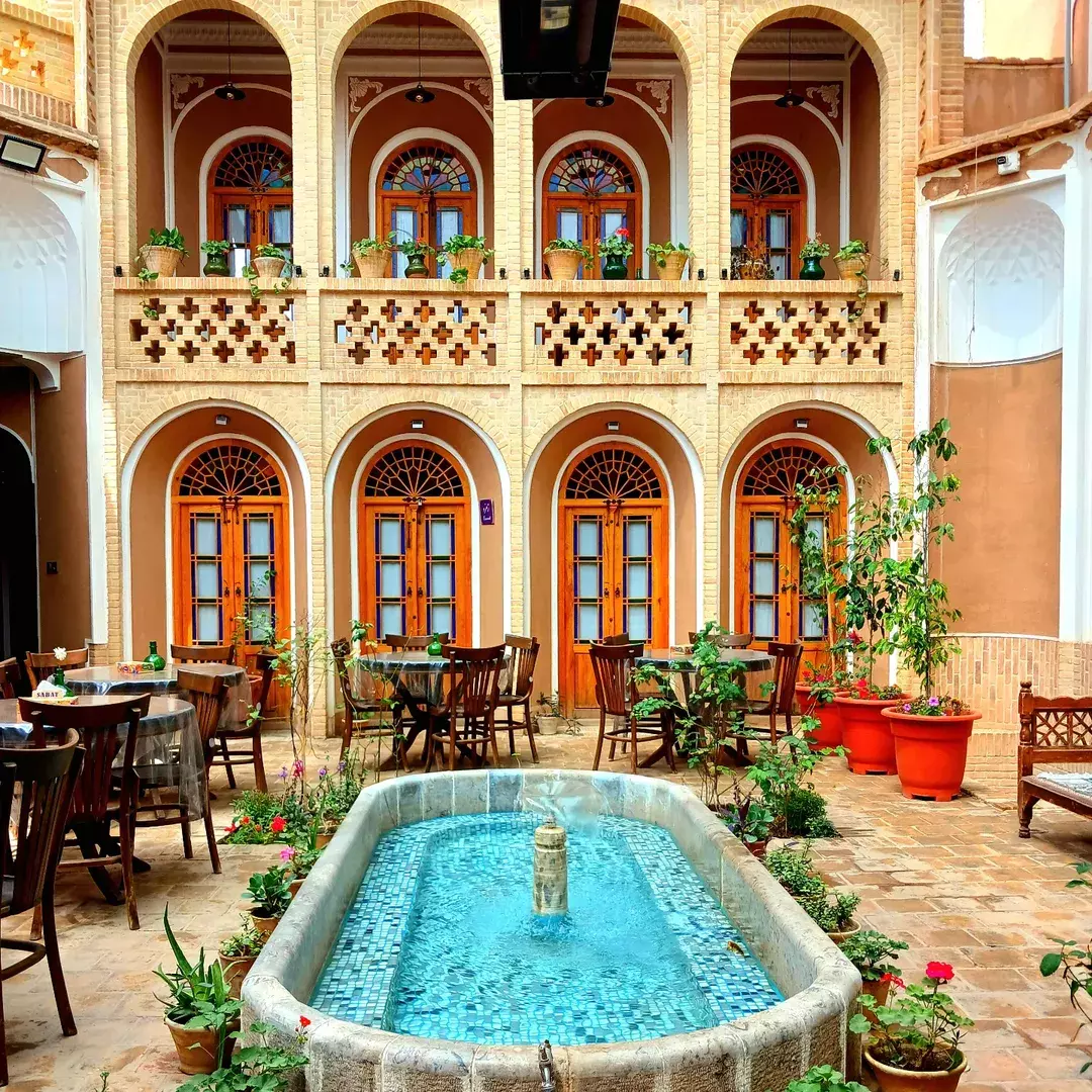 حیاط سنتی هتل شیخداد با حوض فیروزه‌ای