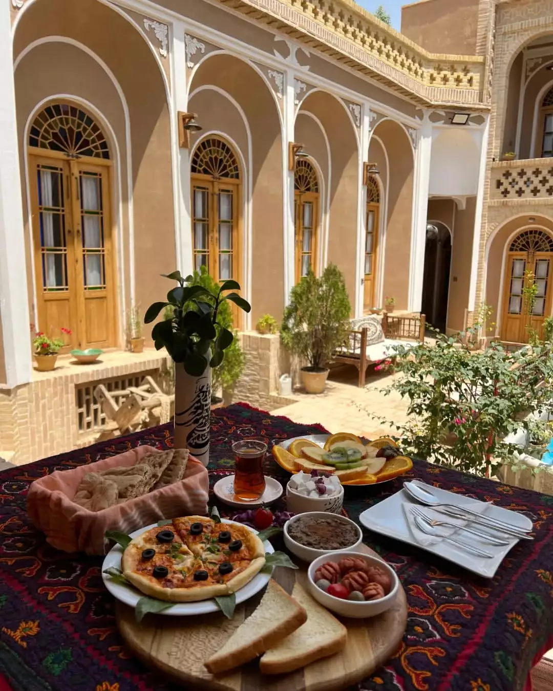 صبحانه روی میز حیاط هتل شیخداد