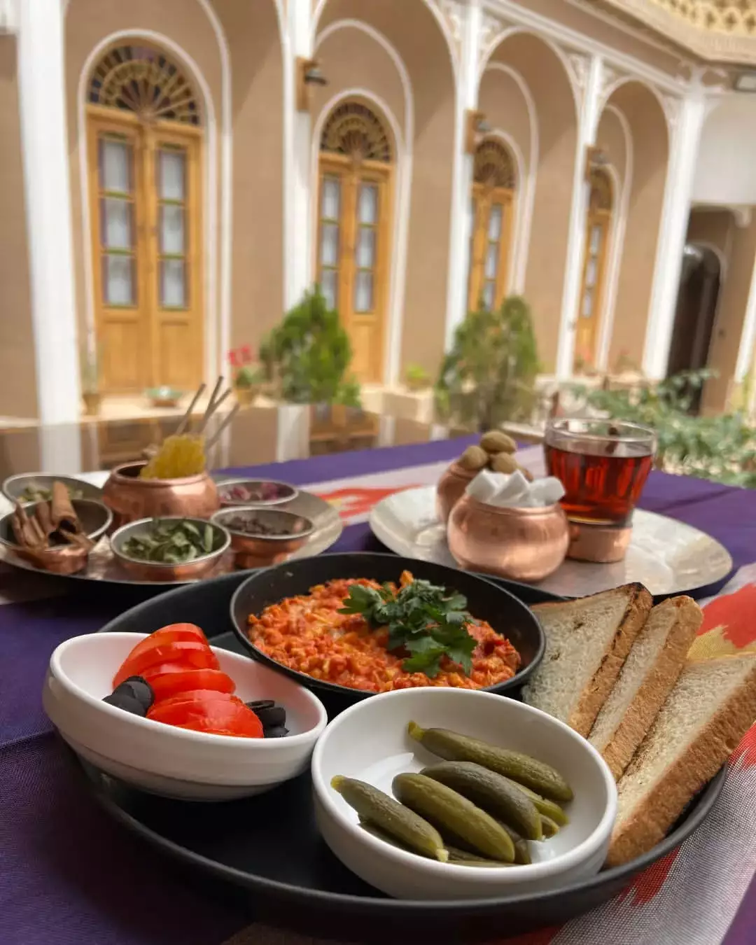 صبحانه هتل شیخداد با نان، خیارشور و چای
