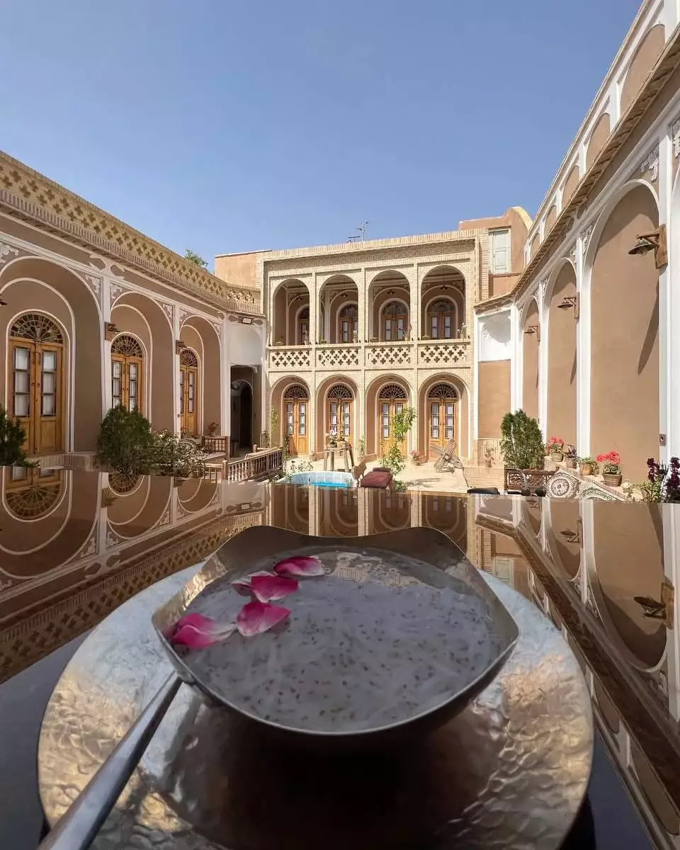 حیاط سنتی هتل شیخداد با حوض و معماری طاق‌دار