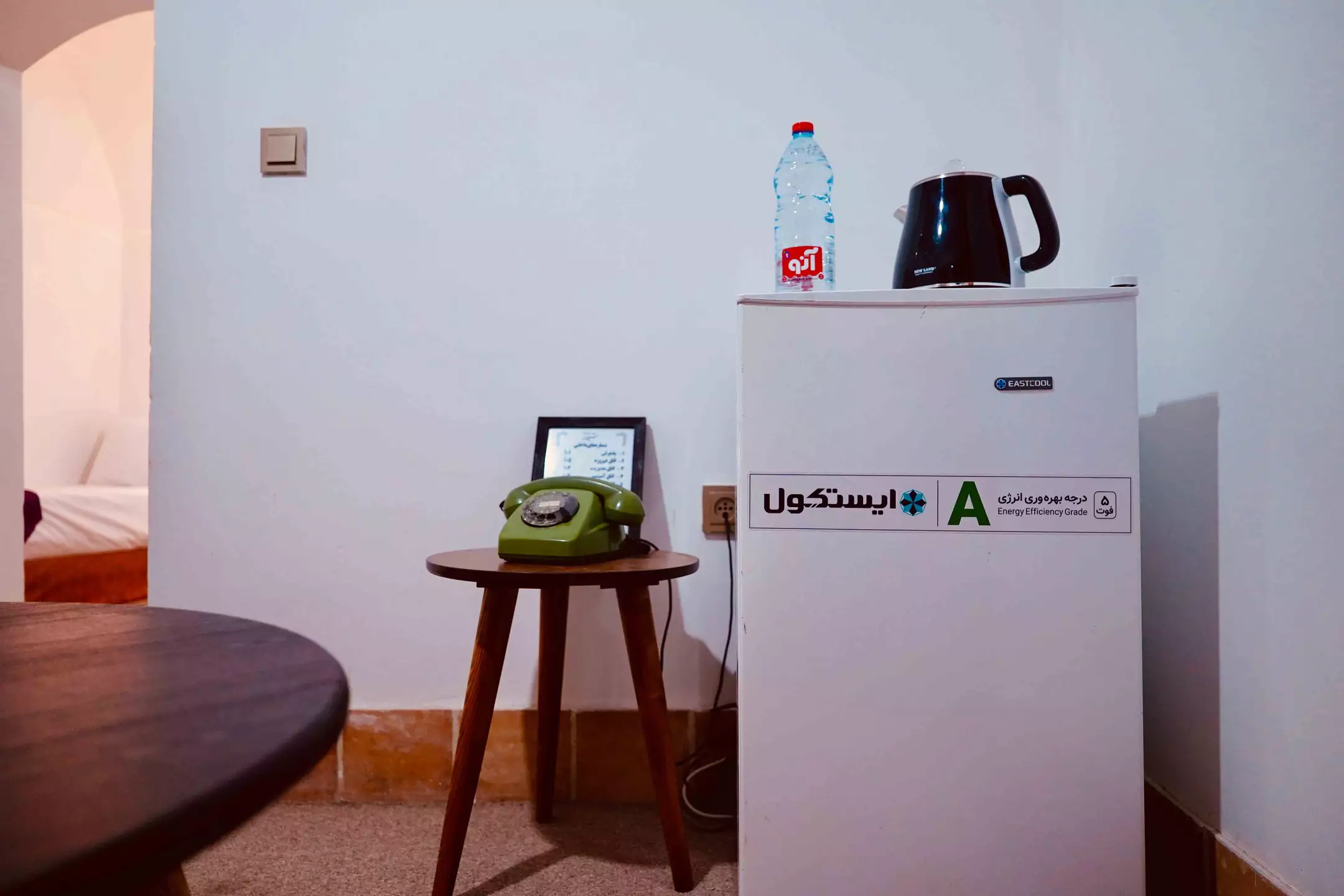 یخچال کوچک و کتری برقی در اتاق هتل شیخداد