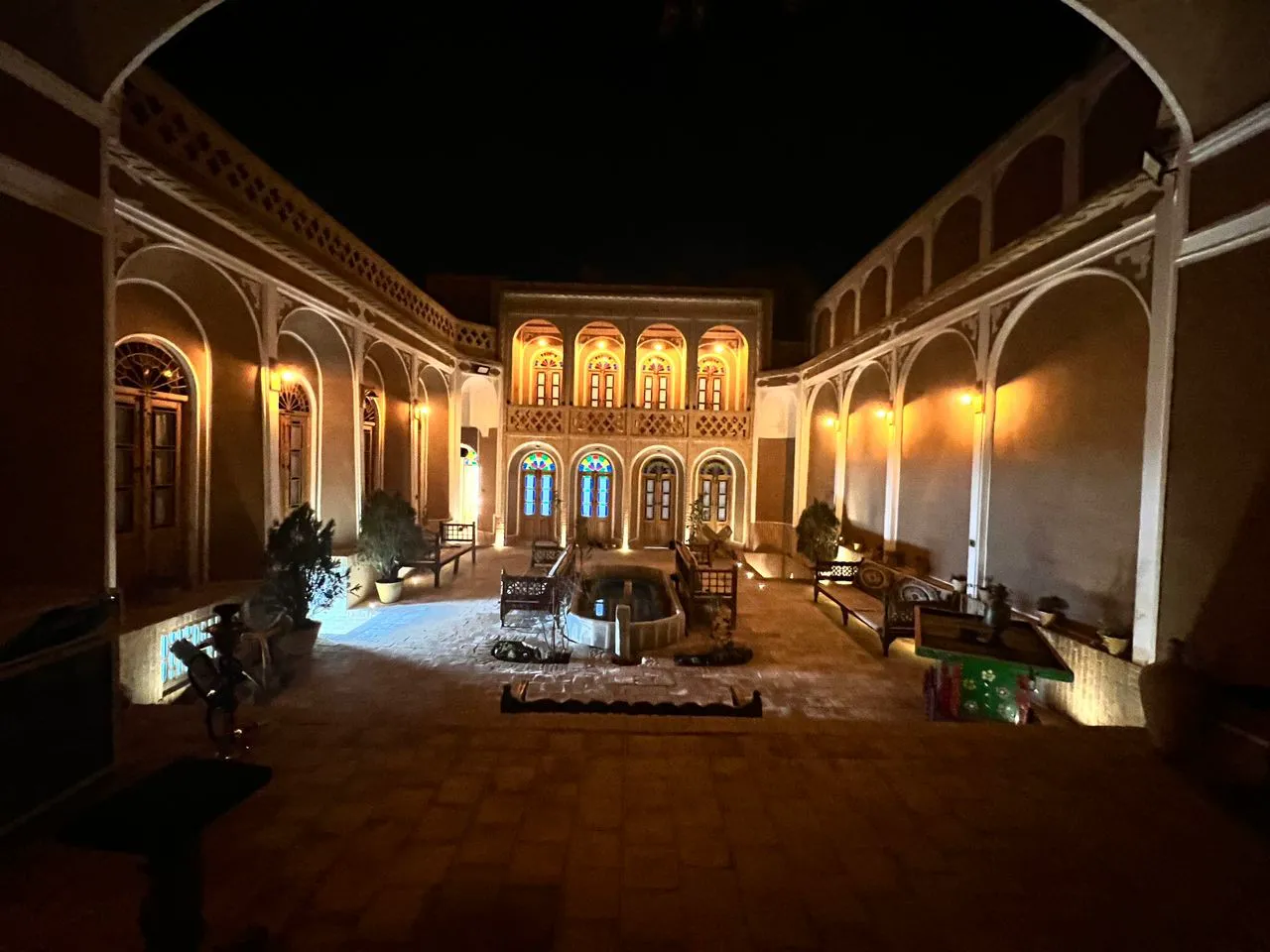 حیاط مرکزی هتل شیخداد در شب