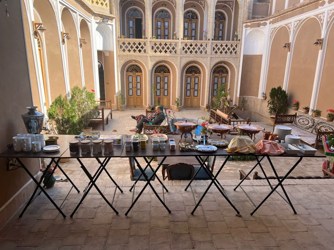 میز صبحانه در حیاط هتل شیخداد