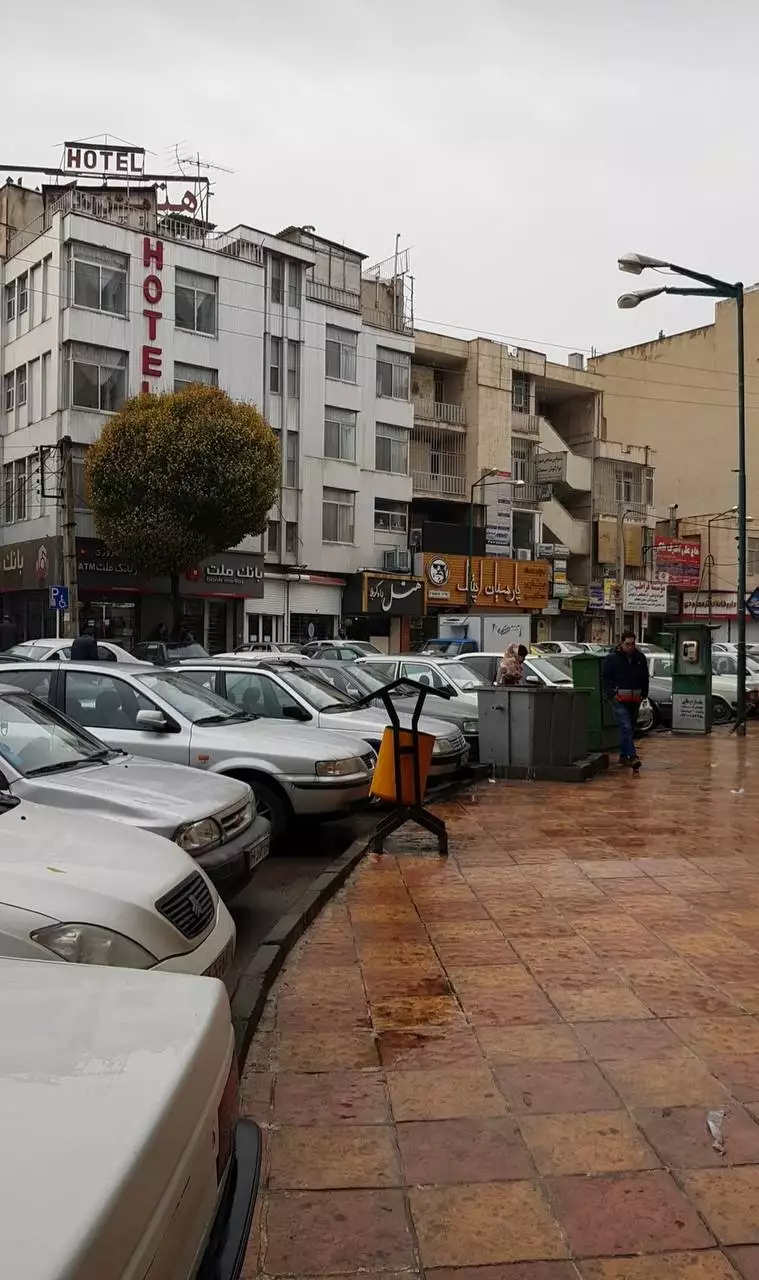 نمای بیرونی هتل راه کربلا در کنار خیابان شلوغ