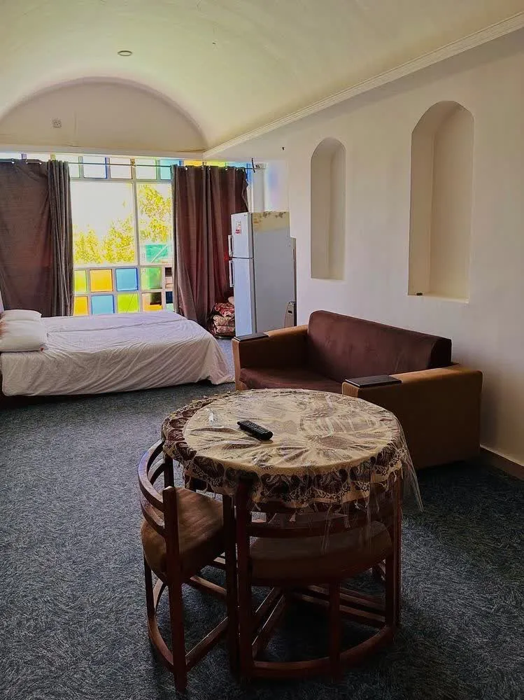 اتاق هتل حوض دال زاگرس با تخت، مبل و میز گرد