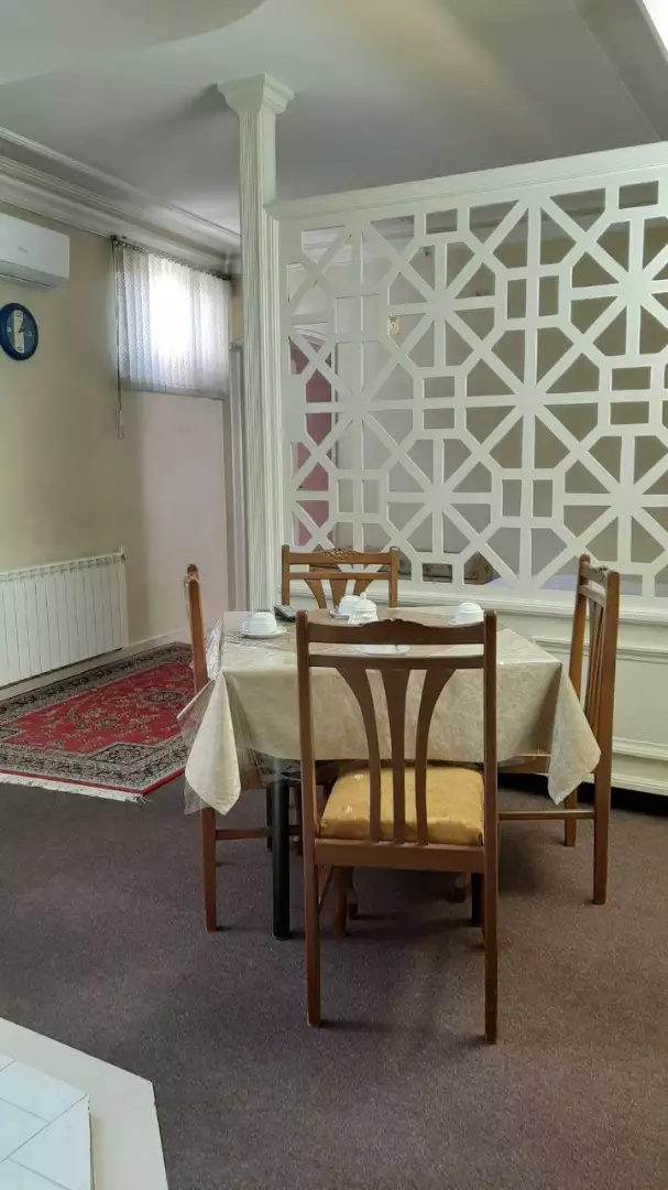 میز غذاخوری چهار نفره کنار جداکننده مشبک در هتل میقات