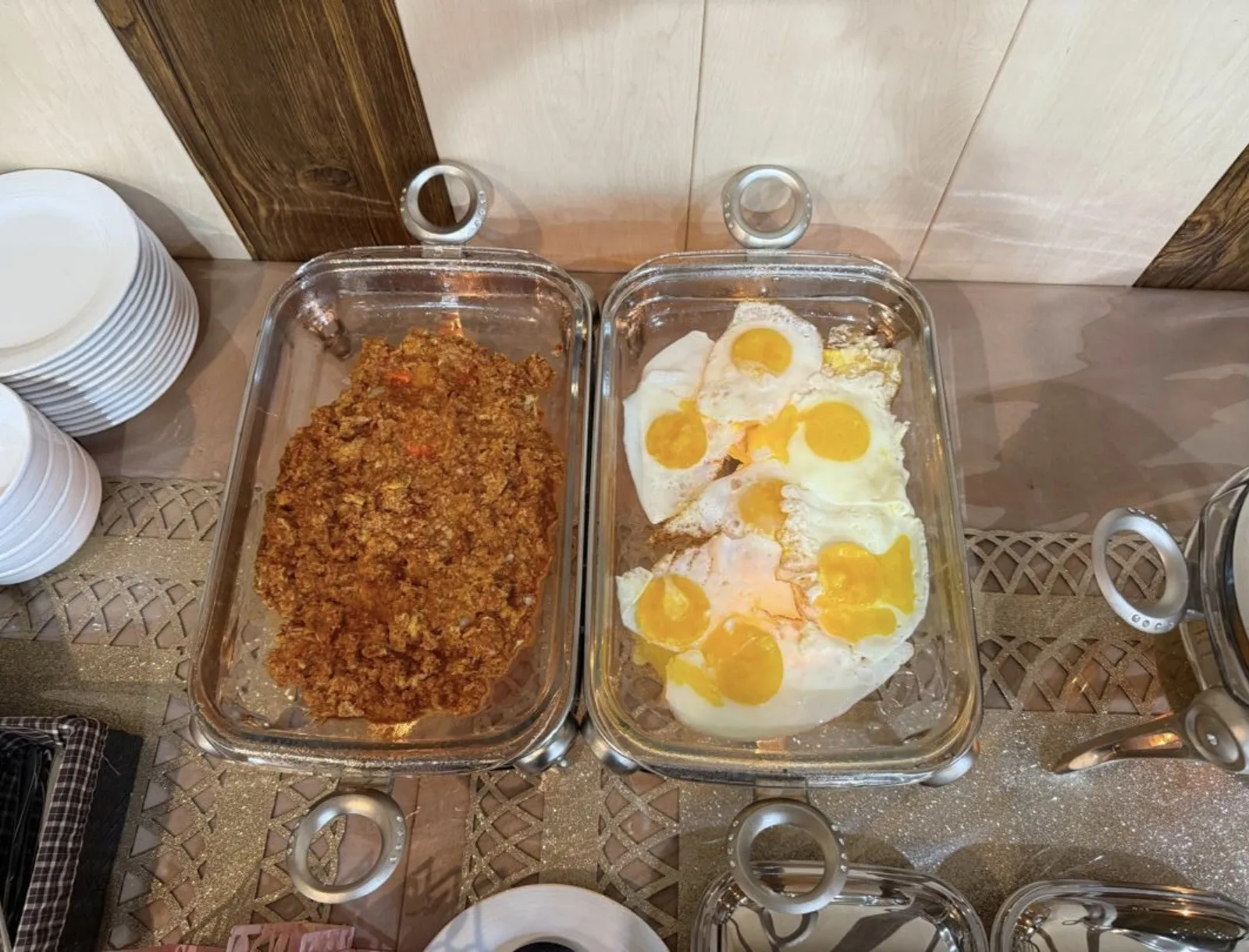 بوفه صبحانه هتل جهان آرا با تخم‌مرغ و غذای گرم