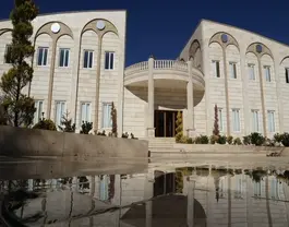 نمای سنگی ساختمان هتل شایگان با حوض انعکاس