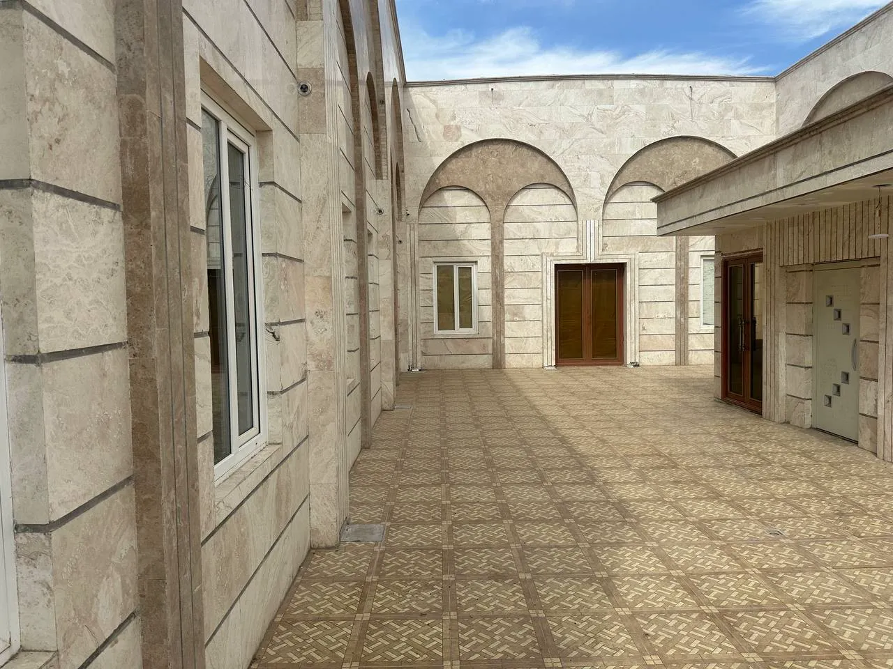 حیاط سنگ‌فرش‌شده هتل شایگان