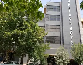 نمای بیرونی ساختمان هتل داریوش میان درختان