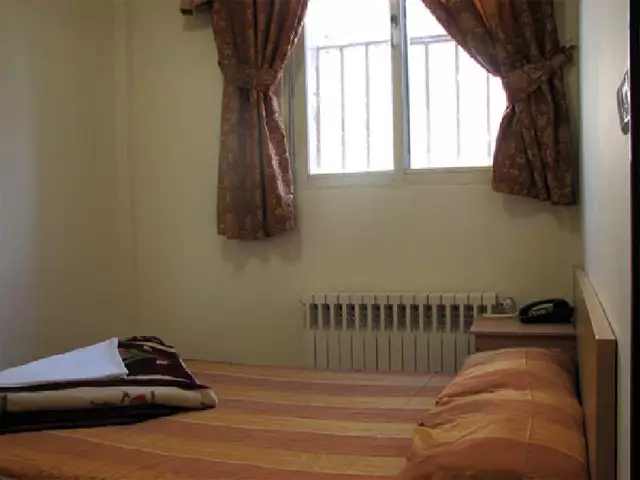 اتاق هتل داریوش با تخت یک‌نفره و پنجره