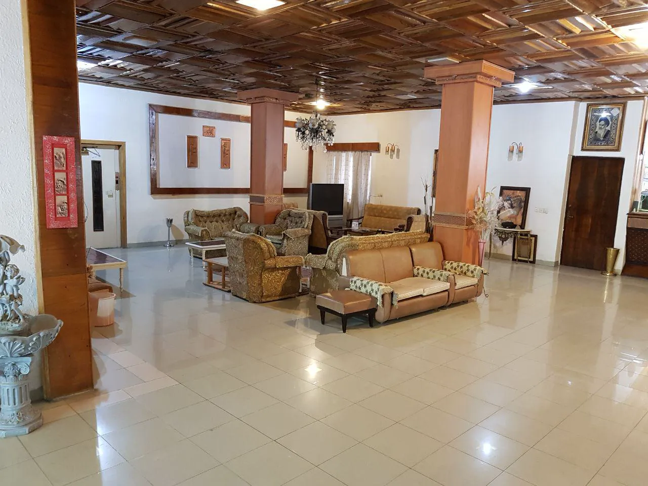 سالن نشیمن هتل داریوش با مبلمان
