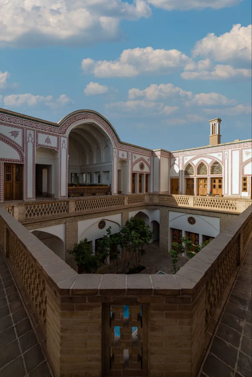 حیاط مرکزی سرای عرفانی با ایوان و نمای سنتی