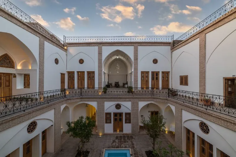 حیاط مرکزی سرای عرفانی با حوض کوچک